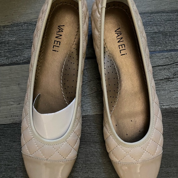 COPY - Vaneli tan/cream flats size 7N - Picture 4 of 4